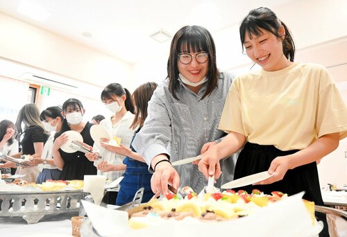 楽しそうにケーキを選ぶ学生