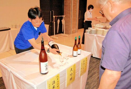 さまざまな銘柄の酒を試飲する参加者