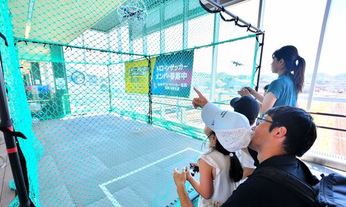 「がいなロード」でドローンサッカーを体験する参加者たち＝１８日、ＪＲ米子駅