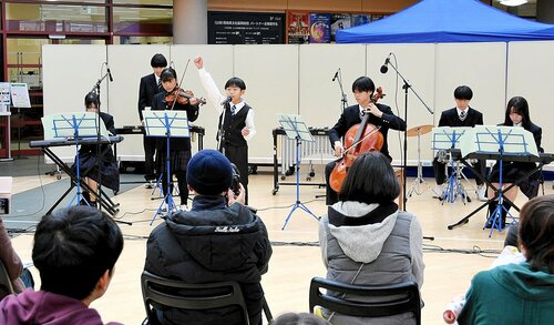 息の合った演奏を披露する出演者＝１８日、倉吉未来中心