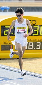 ２位でゴールする足羽純実＝キリンレモンスタジアム陸上競技場