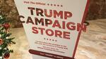 　トランプタワーの中にあるトランプグッズショップの入り口案内板（２０１９年撮影、米ニューヨーク）