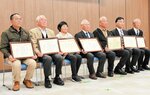 東垣さん（左から４人目）ら受賞者の皆さん＝３０日、香美町香住区の香住文化会館