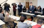 　水俣病の被害者団体との協議であいさつする環境省の前田光哉環境保健部長＝９日午後、熊本県水俣市