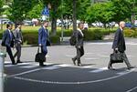 　認証不正問題で、トヨタ自動車本社に立ち入り検査に入る国交省の職員＝４日午前、愛知県豊田市