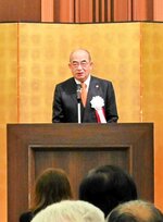 あいさつをする海老沢会長＝１３日、米子市久米町のＡＮＡクラウンプラザホテル米子