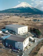 　山梨県上九一色村（当時）に広がるオウム真理教施設。手前はサリンを製造した「第７サティアン」＝１９９５年２月