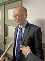 　円安動向について取材に応じる神田真人財務官＝７日午前、財務省