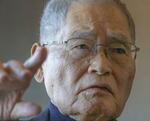　インタビューに答える亀井静香氏＝東京都内のホテル