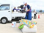持ち込まれた災害廃棄物を車から運び出す参加者
