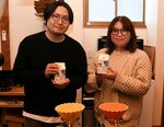 「ノンカフェインカフェオレの素」の販売を始めた純さん（左）と友香さん＝６日、琴浦町赤碕のワク珈琲