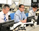 オンラインで徳島県、新潟市の職員と被災時の支援体制について話し合う鳥取県の職員＝１９日、鳥取県庁