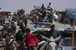　５月１９日、イスラエル軍の攻撃が続くガザ南部ハンユニスから逃れる避難民（ＡＰ＝共同）