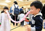 バルーン電話で通話を楽しむ子どもたち