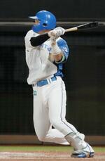 　９回日本ハム１死満塁、郡司が右前にサヨナラ打を放つ＝エスコンフィールド