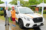 山陰スバルの正木社長（左）からレプリカキーを受け取る野嶋理事長