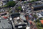 　ナイトクラブの屋根が崩落した現場＝８日、ドミニカ共和国の首都サントドミンゴ（ＡＰ＝共同）