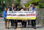 　安倍元首相の国葬を巡る返還請求訴訟の判決で、札幌地裁に向かう原告ら＝１５日午前９時３３分