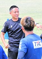 トレーニングではウォーミングアップを担当して選手を指導する倉田コーチ＝オールガイナーレＹＡＪＩＮフィールド