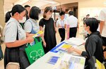 ブースで高校生（右）から学校の魅力を聞く来場者