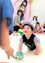 母親の呼びかけに応えてゴールを目指す赤ちゃん