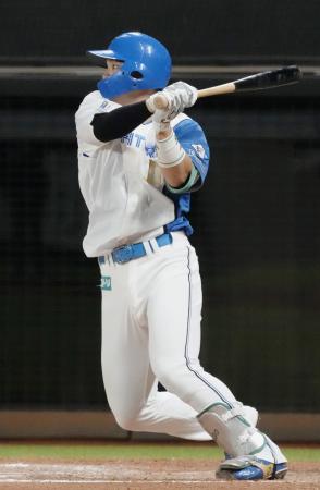 　９回日本ハム１死満塁、郡司が右前にサヨナラ打を放つ＝エスコンフィールド