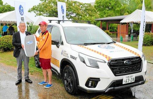 山陰スバルの正木社長（左）からレプリカキーを受け取る野嶋理事長