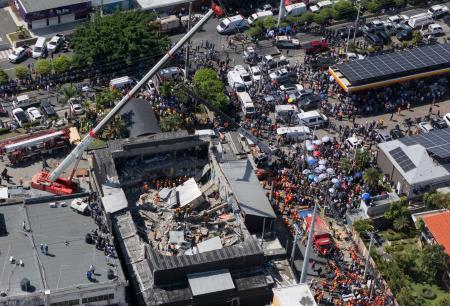 　ナイトクラブの屋根が崩落した現場＝８日、ドミニカ共和国の首都サントドミンゴ（ＡＰ＝共同）