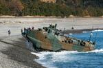 　南海トラフ地震を想定した陸上自衛隊の防災演習で、上陸する水陸両用車＝１３日午前、徳島県海陽町