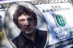 　ミレイ氏の顔があしらわれた米ドル札のデザイン＝１６日、アルゼンチン中部コルドバ（ロイター＝共同）