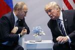 　ドイツ・ハンブルクで会談するトランプ米大統領（右）とロシアのプーチン大統領＝２０１７年７月（ＡＰ＝共同）