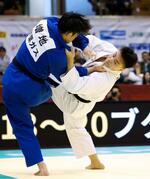 　男子１００キロ級決勝　増地遼汰朗（左）を破り初優勝した新井道大＝福岡国際センター