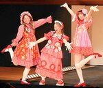 昭和レトロを取り入れた洋服を着てポーズを決める生徒ら
