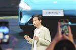 　「北京国際モーターショー」で演説する中国のスマートフォン大手、小米科技の雷軍ＣＥＯ＝４月、北京（共同）