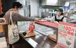　「１００円朝食」を提供する文教大の学生食堂＝２０２４年１２月６日、東京都足立区