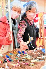 【これ何？】　シカの角や猟銃の空薬きょうで作られたアクセサリーに興味津々