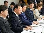 　経団連など経済３団体のトップらとの意見交換会で発言する石破首相（左から２人目）＝１６日午後、首相官邸