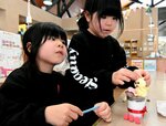 思い思いのデザートカップ作りを楽しむ子どもたち