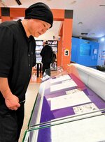 展示されている原画に見入る来館者
