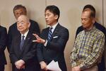 　取材に応じる小泉農相（中央）＝２４日午前、札幌市
