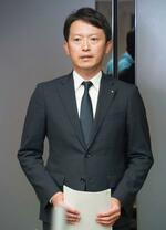 　記者団の取材に応じる兵庫県の斎藤元彦知事＝１４日午後、兵庫県庁
