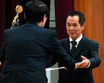 平井知事（左）から表彰状を受け取る被表彰者