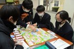ゲームで消費者問題などについて学ぶ生徒＝２２日、鳥取市生山の鳥取工業高