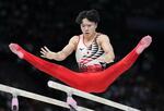 　男子予選　岡慎之助の平行棒＝パリ（共同）