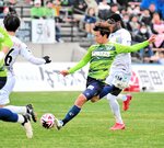 鳥取―八戸　ガイナーレは前半、普光院が立て続けにシュートを放ちゴールに迫る＝オールガイナーレＹＡＪＩＮスタジアム