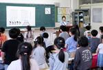 　教室で歌を歌う１年生の子どもたち＝４月、東京都豊島区の区立朋有小