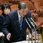 　参院予算委の集中審議で答弁する石破首相＝２１日午前