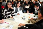 活発に自分の考えを話す参加者ら
