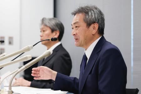　不正アクセスによる証券口座乗っ取り問題を巡り、対策を説明する日本証券業協会の松尾元信専務理事（右）ら＝２日午後、東京都中央区