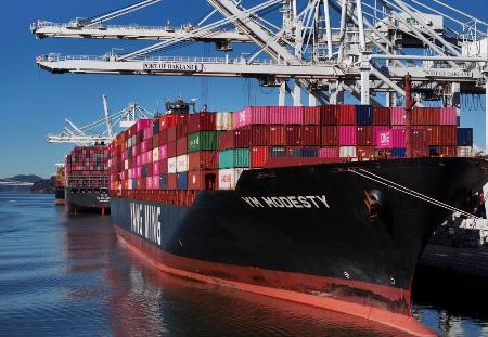 　米国の貿易港のコンテナ船＝２０２４年１２月、カリフォルニア州（ゲッティ＝共同）